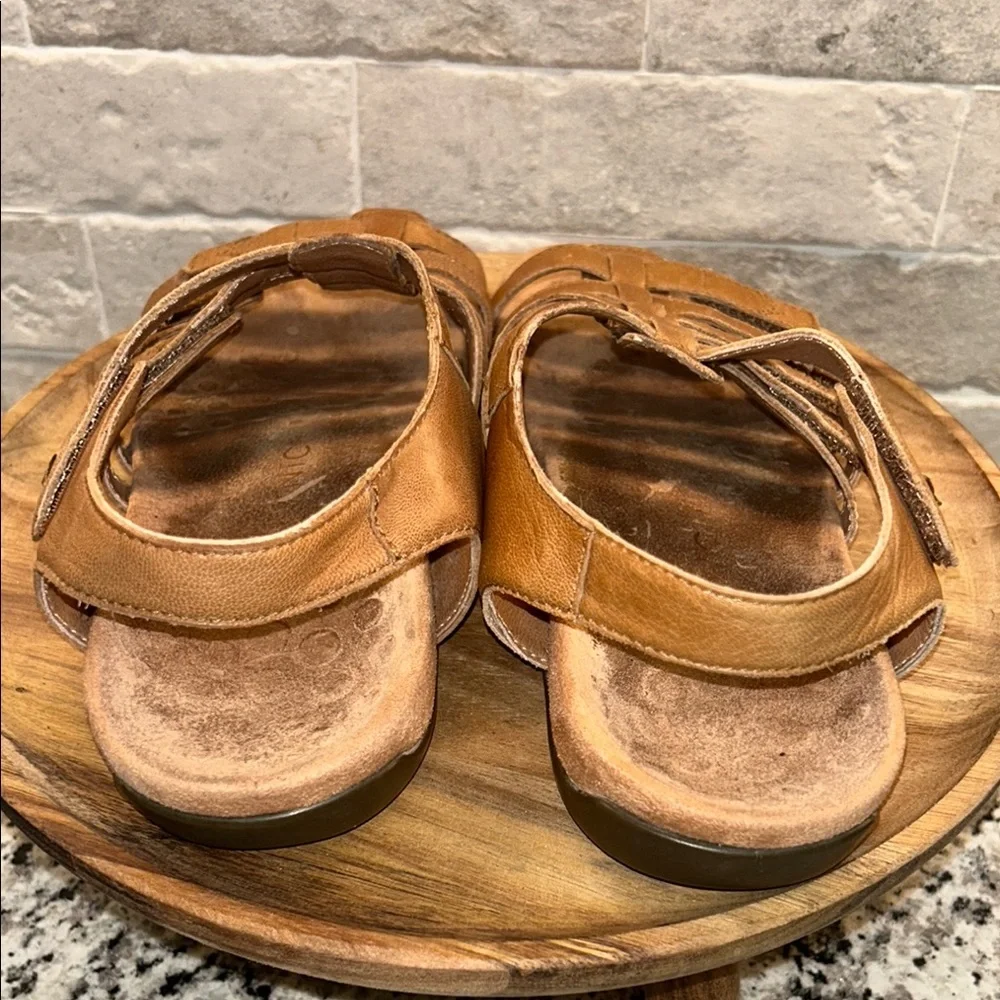 Vionic Women's Tan Leather Sandals